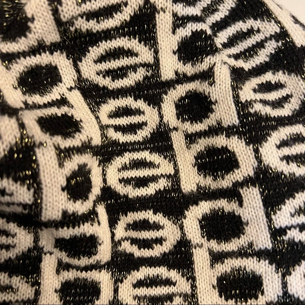 New BEBE WOMEN'S Black White KNIT POM POM BEANIE HAT